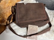 Torba skórzana na laptop 15’ model Leabags Milano z czerwonymi przeszyciami