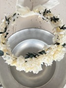 Wianek komunijny ze stabilizowanych i suszonych kwiatów