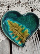 Ceramiczny talerzyk serce z paprocią, rękodzieło 