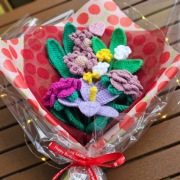 Bogaty Bukiet Handmade na Urodziny – Róże, Lilia, Stokrotki 