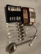 Zestaw starych łyżeczek, papierośnica, kolia, szczypce