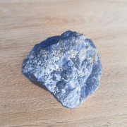 Sodalit maly surowy kamień półszlachetny waga 19,8 g