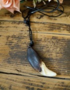 Wisiorek ząb kieł tybetański amulet wilka brąz ecru duży 