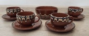 Filiżanki ze spodeczkami i mieszczką 