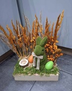 Stroik wielkanocny w drewnianej skrzyni zboża trawy zając jajeczka mech