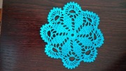 niebieska podkładka pod kubek, serwetka na szydełku 