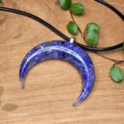 Chabrowa Lunula – wisiorek z żywicy z chabrami