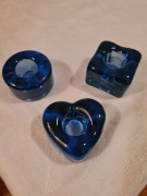 3 małe świeczniki z niebieskiego szkła. 