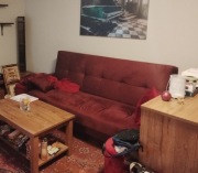 Bordowa sofa rozkładana