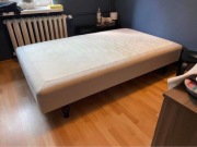 Łóżko z ozdobnymi nogami IKEA