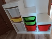 Regał trofast z pojemnikami