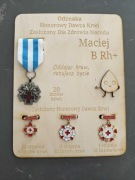 Personalizowany ekspozytor odznak HDK Honorowy Dawca Krwi ZDZN ze stojakiem