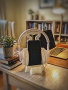 Funkcjonalny stojak na słuchawki 