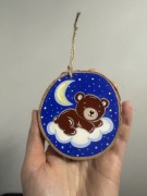 Plaster drewniany - zawieszka | śpiący miś | 9 cm | rękodzieło