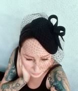 Czarny toczek pogrzebowy z woalką. Czarny toczek żałobny z woalką na opasce