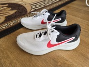 Buty sportowe Nike Revolution 7 r. 44 białe (White/Fire Red-Black) jak nowe