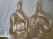 Biustonosz kompresyjny po operacji piersi beżowy