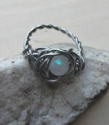 Pierścionek z kamieniem księżycowym 