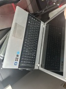Laptop Samsung włącza się 