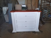 Komoda w stylu angielskim z litego drewna.