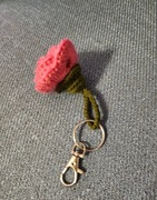 Breloczek róża amigurumi 