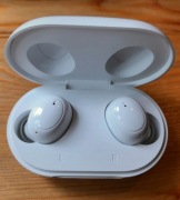 Białe słuchawki bezprzewodowe oppo enco buds