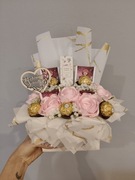 Słodki box z różami i ferrero