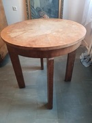 Stary, okrągły stół z czasów PRL