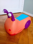 Jeździk dla dzieci Buggly Wuggly ślimak z kuferkiem