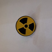 przypinka pin metalowy UWAGA RADIACJA
