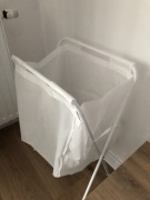 biały składany kosz na pranie do łazienki