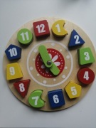 Drewniany zegar klocki kształty kolory cyfry kształty klocki drewniane 