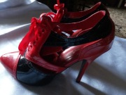 Piękne buty czerwono-czarne lakier.