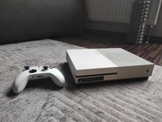 Xbox one s razem z padem i kilkoma grami w pakiecie