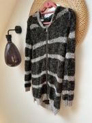 Kardigan sweter zapinany ażurowy z kapturem w paski szary zielony