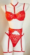 Czerwony komplet bielizny damskiej koronkowy stanik stringi pas  pończochy.