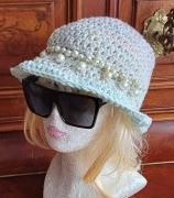 Szydelkowy kapelusik z perłami 