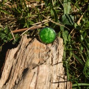 Pierścionek z żywicy z zielonym, perłowym wnętrzem