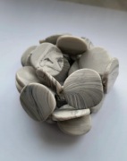 Korale akrylowe nieregularne naszyjnik na sznurku szary popiel dł. 40 cm