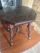 Stary ozdobny drewniany taboret