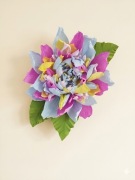 Kwiat z krepiny wiszący