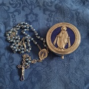 Śliczny Różaniec perłowy z Matką Bożą Niepokalaną (cudowny medalik)+ utui 