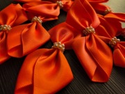 Pomarańczowe koralowe kokardkiz perełkami ozdoba opaska 