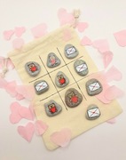 Gra kieszonkowa kółko i krzyżyk prezent na walentynki pomalowane kamienie