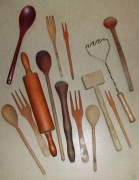 Zestaw starych przedmiotów kuchennych.