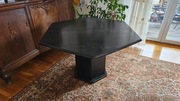 Czarny stół rozkładany, sześciokątny.