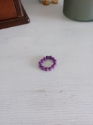 Pierścionek handmade na gumce elastycznej z fioletowych i złotych koralików