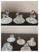 Szklane figurki ze złotym zdobieniem na lustrze stare