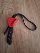 Ściągacz, klucz paskowy do odkręcania różnych filtrów lub słoików. 