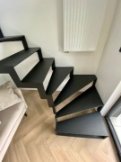 Czarne metalowe schody wewnętrzne